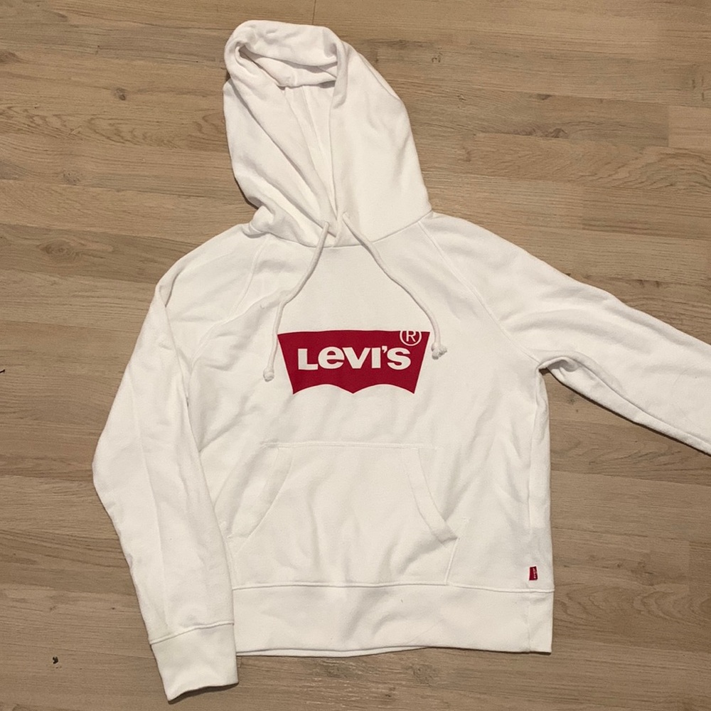 White Levi’s sweatshirt
